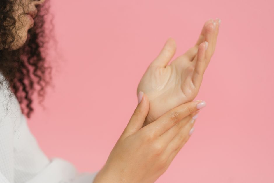 Korean hand care trends in 2026 reveal a market shift toward holistic aging. Der